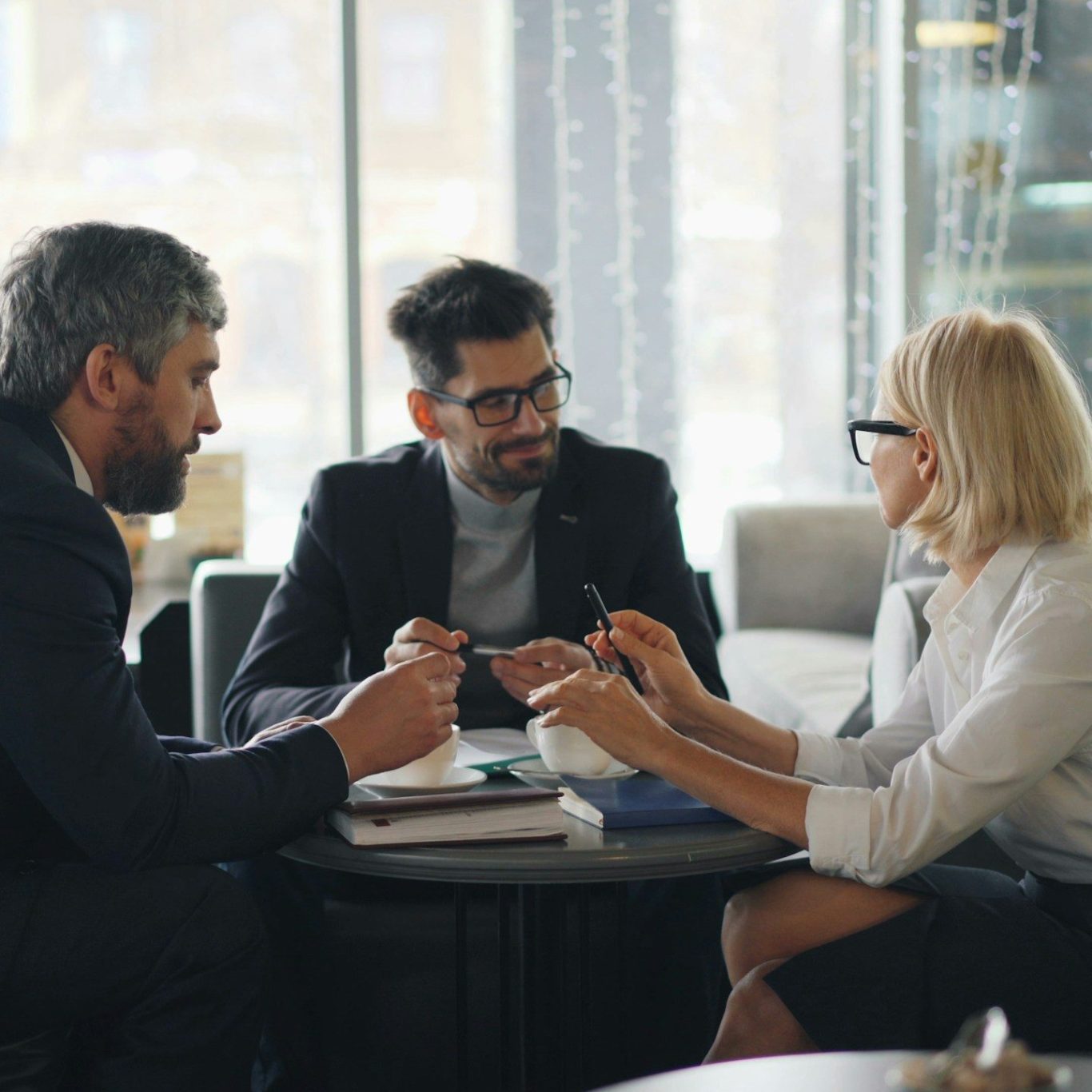 Asesoramiento profesional SvGdespacho5.0 Reunión de asesoramiento profesional entre varias personas en una oficina